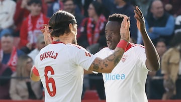 SEVILLA (ESPAÑA), 14/12/2025.- El delantero nigeriano del Sevilla, Akor Adams (d) celebra su tanto ante el Real Oviedo durante el partido de LaLiga disputado este domingo en el estadio Sanchez Pizjuan de Sevilla. EFE/José Manuel Vidal