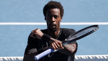 El tenista franc&eacute;s Gael Monfils celebra su victoria ante el chileno Cristian Gar&iacute;n en tercera ronda del Open de Australia 2022.