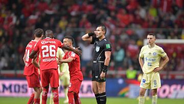 Referee Marco Antonio Ortiz during the game Toluca vs America, corresponding to the Semifinals first leg match of the Torneo Apertura 2022 of the Liga BBVA MX, at Nemesio Diez Stadium, on October 19, 2022.
<br><br>
Arbitro Marco Antonio Ortiz durante el partido Toluca vs America, correspondiente al partido de ida de Semifinales del Torneo Apertura 2022 de la Liga BBVA MX, en el Estadio Nemesio Diez, el 19 de octubre de 2022.