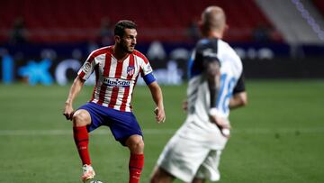 El centrocampista del Atlético de Madrid Koke Resurrección (i) controla el balón frente a Aleix Vidal, del Deportivo Alavés.
