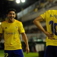 El Cádiz gana en el 100' el partido del VAR y es más líder