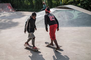 Las ni?as patinan en un parque de skate como parte de un entrenamiento semanal del grupo Ethiopian Girls Skate, en Addis Abeba, Etiop¨ªa. El Ethiopian Girls Skate es una iniciativa que promueve el skateboarding entre ni?as de diferentes or¨ªgenes sociales para para mejorar su salud mental y empoderarlas. El grupo fue fundado hace 2 a?os por los skaters Sosina Chala y Mickey Asfaw, y en ¨¦l participan alrededor de 35 chicas.