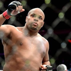 Daniel Cormier da una cátedra en el Madison Square Garden