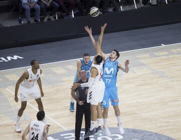 Salto inicial. Gustavo Ayón y Víctor Arteaga.