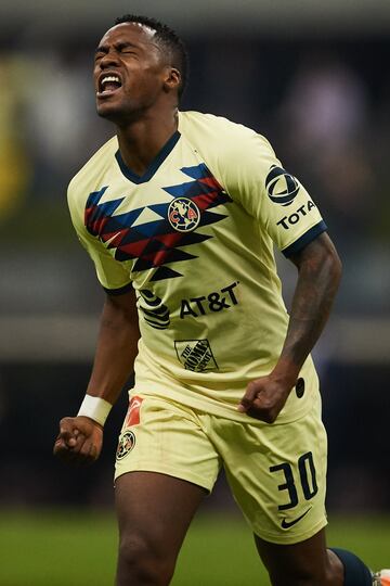 La "liebre" llegó al conjunto de las Águilas del América en 2016.
El habilidoso extremo, logró con el América el título de liga en 2018, la Copa MX en 2019 y el Campeón de campeones del mismo año.
Hasta el incidente familiar en el que estuvo involucrado, era jugador del América.