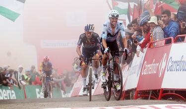 Enric Mas pudo atrapar en la subida a Roglic y superarle, en una meritoria ascensión de menos a más. Pese a su buen rendimiento, llegaron juntos a meta.