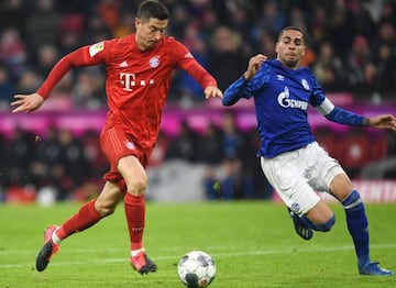 El exmadridista Omar Mascarell pelea por un balón con Lewandowski.