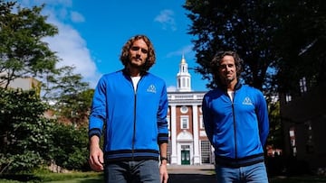 Stefanos Tsitsipas y Feliciano L&oacute;pez posan durante su visita a la Universidad de Harvard antes de la Laver Cup.