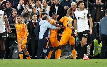 Vinicius retirndose del terreno de juego de Mestalla tras su expulsin.