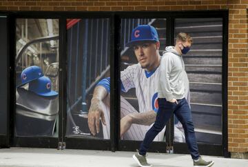 Un peatón pasa junto a una foto del jugador de los Chicago Cubs Javier Báez, en el vecindario de Wrigleyville,
cerca del estadio local del equipo de béisbol, que ha sido cerrado debido a las restricciones de la enfermedad
del coronavirus. De momento, los ídolos del deporte sólo pueden verse en foto.
