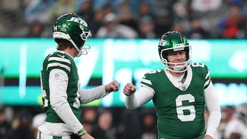 EAST RUTHERFORD, NEW JERSEY - NOVEMBER 30: Nick Folk #6 of the New York Jets celebrates a field goal against the Atlanta Falcons with teammate Austin McNamara #14 during the fourth quarter at MetLife Stadium on November 30, 2025 in East Rutherford, New Jersey. Ishika Samant/Getty Images/AFP (Photo by Ishika Samant / GETTY IMAGES NORTH AMERICA / Getty Images via AFP)