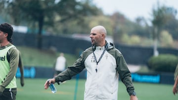 Fredi Álvarez, entrenador del Celta Fortuna, dirige una sesión de trabajo.