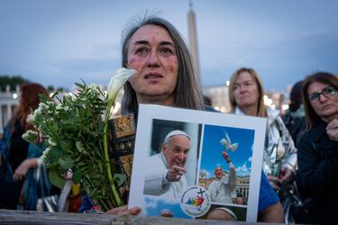 Fieles rezan el rosario tras la muerte del Papa Francisco.