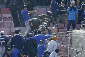 Hinchas de Universidad de Chile pelean con carabineros antes del partido contra Colo Colo por primera division en el estadio Nacional.