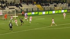 El increíble show de Luis Rojas en Italia: ¡chilena y travesaño en dos minutos!