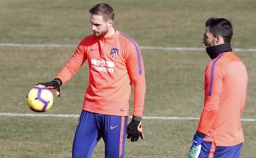 Oblak y Adán durante el entrenamiento. 
