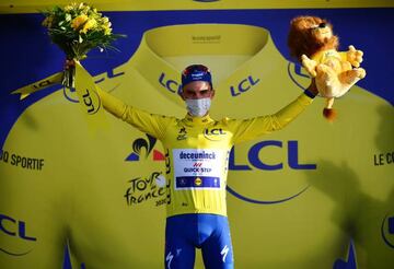 Julian Alaphilippe luce el maillot amarillo que ya vistió durante 14 jornadas en el Tour de Francia 2019.