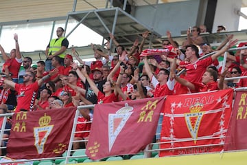 El Real Murcia, que actualmente juega en la Primera División RFEF, tuvo sus años de lo gloria en la década de los 70 y 80. Sus aficionados se conocen como pimentoneros debido a uno de los productos más típicos e importantes de la región: el pimentón. Además, el equipo suele vestir una camiseta de color rojo.