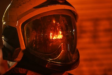 Las llamas se reflejan en la visera del casco de un bombero mientras las esculturas de cartn conocidas como ninots ardan durante las Fallas en Valencia.
Associated Press/LaPresse