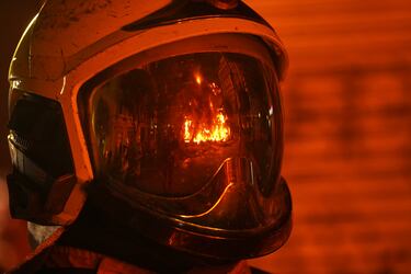 Las llamas se reflejan en la visera del casco de un bombero mientras las esculturas de cartón conocidas como ninots ardían durante las Fallas en Valencia.
Associated Press/LaPresse