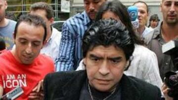 <B>MUSEO.</B> Las camisetas que Maradona ha entregado a Florentino pasarán a formar parte del museo del club.