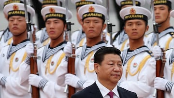 Soldados de la guardia de honor de la Armada del Ejército Popular de Liberación de China observan al presidente chino, Xi Jinping en el exterior del Gran Salón del Pueblo, el 16 de septiembre de 2013 en Pekín, China.
