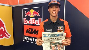 Jorge Prado posando con un ejemplar de As en Ímola.