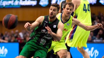 GRAF9898. BADALONA, 28/04/2019.- El base argentino del Joventut Nicolás Laprovittola (i) presionado por el canadiense Kevin Pangos (d), del FC Barcelona Lassa, durante el partido de la vigésimo novena jornada de la liga ACB que Divina Joventut y FC Barcelona Lassa juegan esta tarde en Badalona. EFE/Enric Fontcuberta.