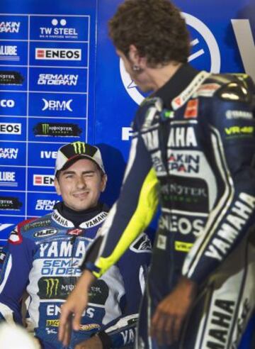 Valentino Rossi visita a Jorge Lorenzo para darle ánimo.