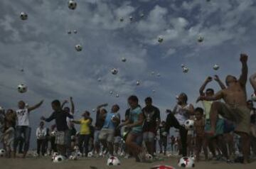 Miembros de la ONG Río de Paz colocan balones de fútbol marcados con cruces rojas como protesta en la playa de Copacabana en Río de Janeiro. La protesta fue un llamado al gobierno para que los servicios de educación, salud pública y para lograr los mismos estándares que los estadios de la Copa Mundial de la FIFA, de acuerdo con la Organización.