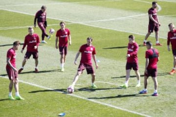 En el entrenamiento pudieron verse las novedades que presentará la lista del Atlético de cara al encuentro ante el Granada.
