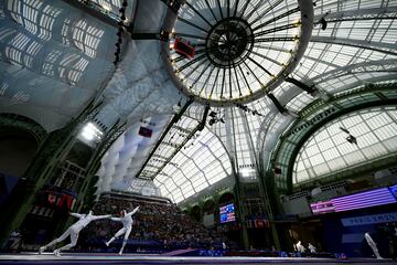 La esgrima es un deporte noble y espectacular. Quizá por eso la organización de los Juegos eligió para albergar la competición un recinto singular: el Gran Palacio de París, en los Campos Elíseos. Allí, el venezolano Gabriel Lugo y el canadiense Nicholas Zhang competían en octavos de espada masculina bajo un gran techo acristalado.