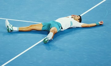 El tenista serbio Novak Djokovic levanta su 18º Grand Slam y su 9 Open de Australia al imponerse al ruso Daniil Medvédev en tres sets (7-5, 6-2 y 6-2) en la final del Gran Slam.