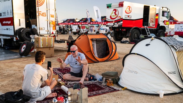 Ni ducha ni hotel: Así es la ‘tienda de campaña’ de 2 metros donde duermen los pilotos del Dakar