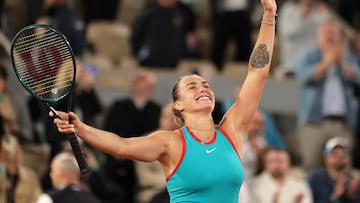 PARIS (France), 05/06/2025.- Aryna Sabalenka of Belarus celebrates winning her Women's semifinal match against Iga Swiatek of Poland at the French Open Grand Slam tennis tournament at Roland Garros in Paris, France, 05 June 2025. (Tenis, Abierto, Bielorrusia, Francia, Polonia) EFE/EPA/TERESA SUAREZ
