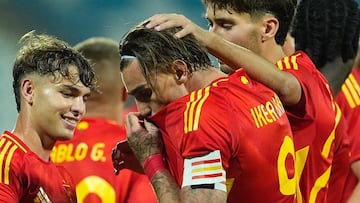 Iker Bravo se besa el escudo de España tras marcar a Kosovo.