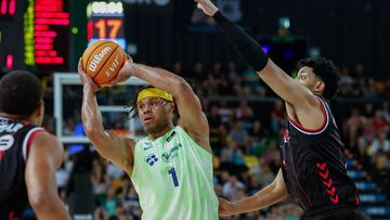 BILBAO, 30/05/2025.- El alero estadounidense del FC Barcelona, Justin Anderson (c), con el balón ante los defensores de Surne Bilbao durante el encuentro de la Liga Endesa que disputan hoy viernes en el Bilbao Arena. EFE / Miguel Toña.