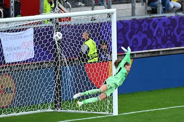 Jugada larga que acaba en un golazo. Recibe Pina en la frontal del área. Se perfila y se saca un disparo al palo largo, entrando el balón por la escuadra.