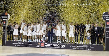 Los jugadores del Real Madrid celebran la Supercopa de España. 