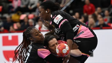 La defensa española inytenta frenar a una jugadora polaca.