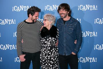 Cariñosa imagen de Concha Velasco en el posado de la película 'Canta' con los actores Paco León y Santi Millán en 2016.
