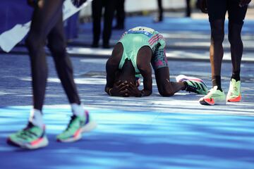 El atleta ugandés, se muestra emocionado y cansado tras proclamarse vencedor de la categoría masculina de la maratón.
