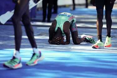 El atleta ugandés, se muestra emocionado y cansado tras proclamarse vencedor de la categoría masculina de la maratón.