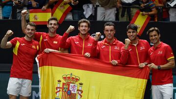VALENCIA, 15/09/2024.- El equipo español de Copa Davis celebra su pase a la siguiente ronda, que se jugará en Málaga, tras la manga por la primera plaza del Grupo B de la Fase Final de la Copa Davis en la última jornada de la competición, este domingo en Valencia. EFE/ Biel Aliño