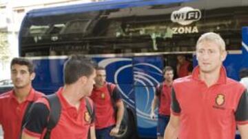 <b>A MENOS DE CINCO MINUTOS DE SAN MAMÉS. </b>El Mallorca, a su llegada a Bilbao. Están concentrados en plena Gran Vía.