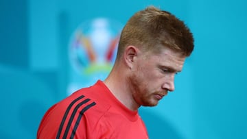De Bruyne explica que juega con media cara dormida