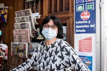 María Isabel Serra, propietaria de la librería y administración Serra, posa mientras celebra el haber vendido décimos del número 86986, uno de los 5º premios del Sorteo Extraordinario de Lotería de Navidad.
