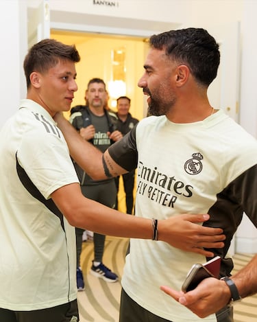 Arda Güler saluda a Dani Carvajal, a la llegada del primero al hotel Four Seasons Palm Beach, en Florida.