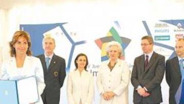 <b>EMBAJADORA. </b>Arantxa Sánchez Vicario, en presencia de Pilar de Borbón y Alberto Ruiz-Gallardón.