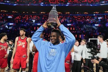 Anthony Edwards  de los Minnesota Timberwolves, posa con el trofeo de MVP tras el 75.º Juego de las Estrellas de la NBA en el Intuit Dome.